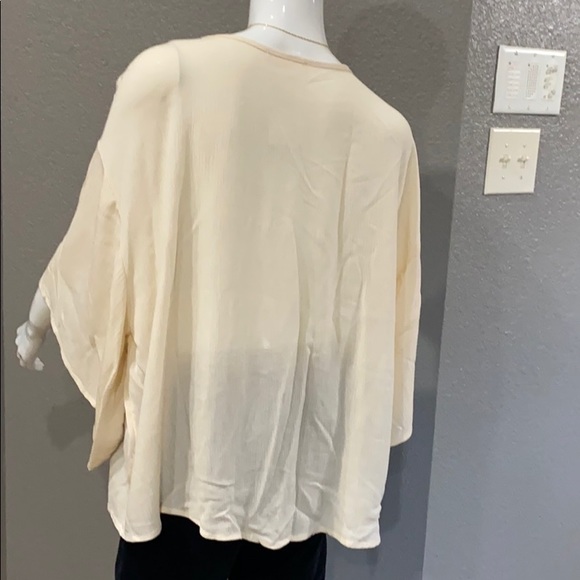 Entro women v-neck top cream size medium - Picture 2 of 5